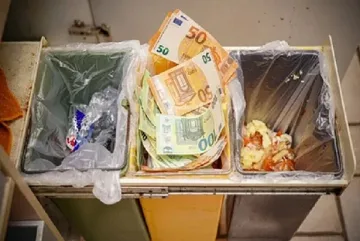 Дядо изхвърли 20 000 евро на боклука