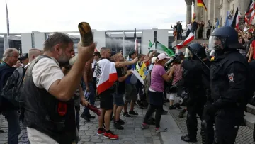 Крайнодесни атакуват Райхстага в протест срещу маските