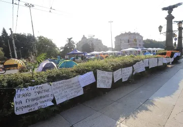 Протестъри рушат национална гордост