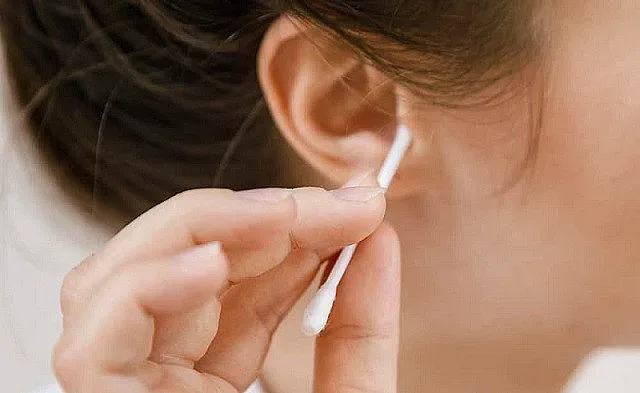 Защо е опасно да чистим ушите си