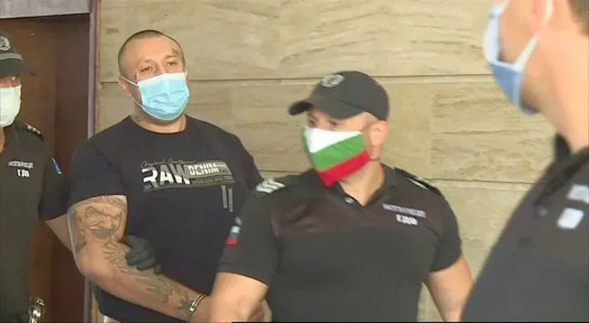 Шалтера остава в ареста за побой и стрелба на пътя