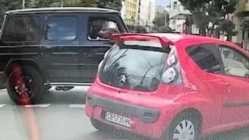 Откриха мъжа с джипа, блъскал кола с бебе