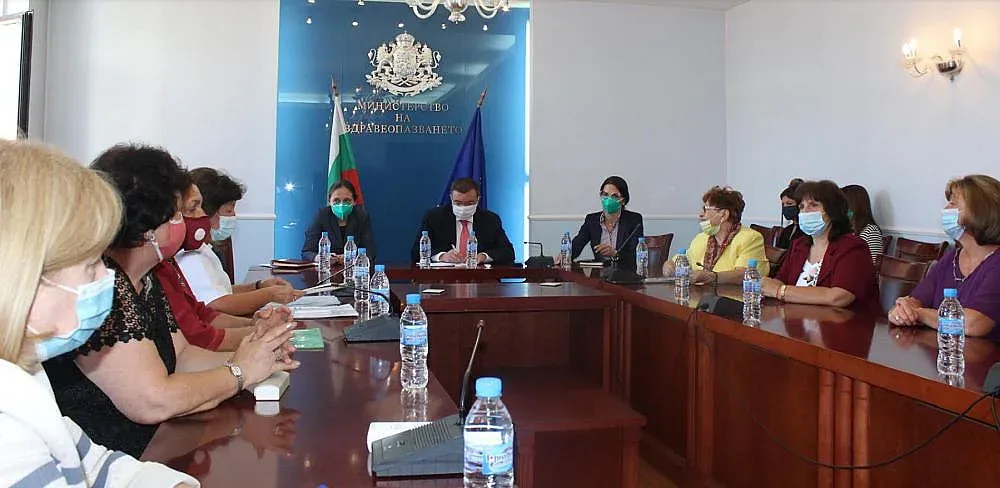 Търсят още пари за заплати на медици