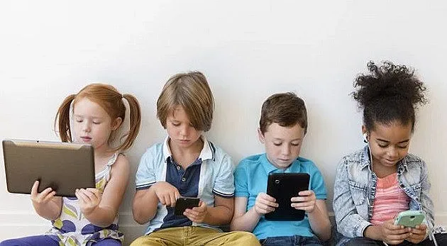 Над 2 часа пред екраните е вредно за подрастващите
