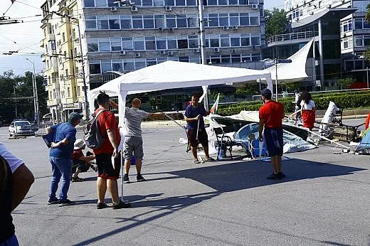 Радост за кратко. Палаткаджиите изтрезняха