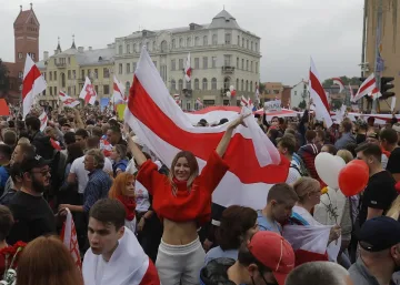 100 000 в центъра на Минск, Лукашенко с автомат