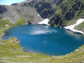 Въпреки забраната, младежи се изкъпаха в езерото Окото