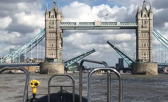 Тауър бридж се развали, Лондон се задръсти