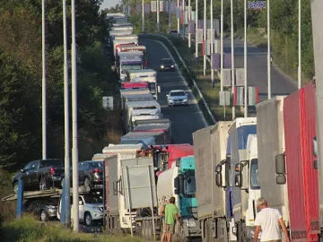 Тирове и коли задръстиха Дунав мост 2