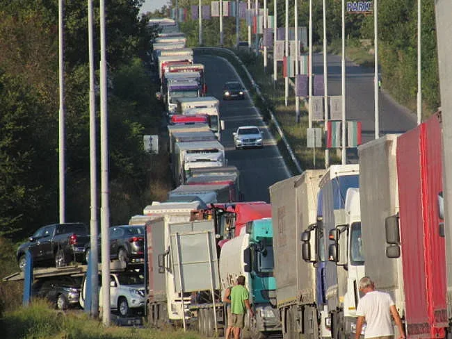 Тирове и коли задръстиха Дунав мост 2