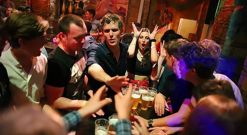 Ето как кръчмите станаха опасни при коронавируса