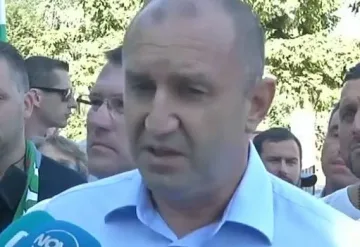 Радев катери Шипка и надъхва срещу кабинета