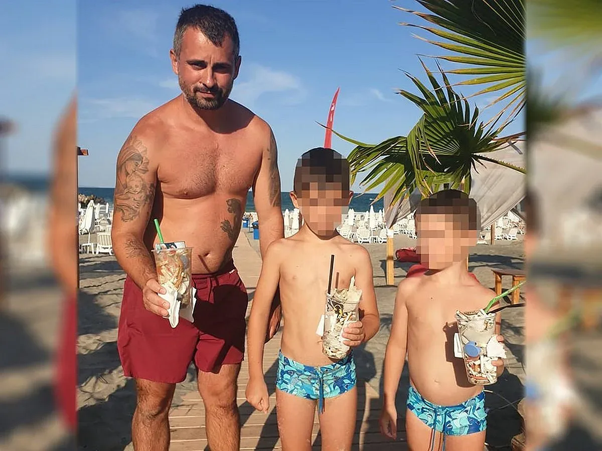 Бар дава лимонада срещу чаша с фасове от плажа