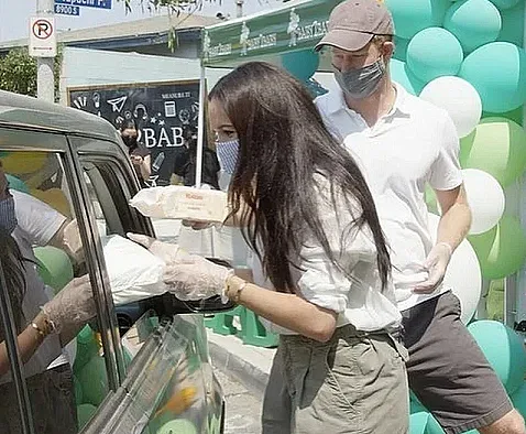 Кралска снаха раздава храна по шорти