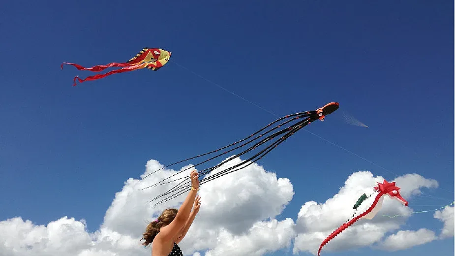 Парад на хвърчилата оцветява Варна