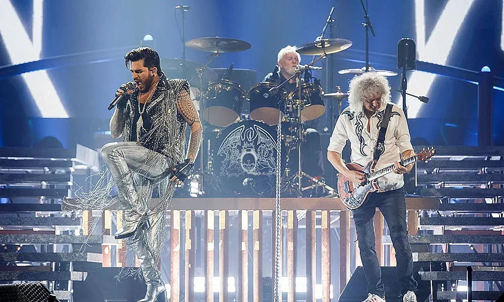 Queen пуска първия си концертен албум