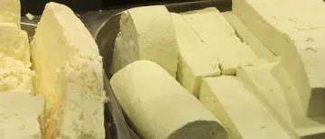 Евтиното сирене пълно с вода