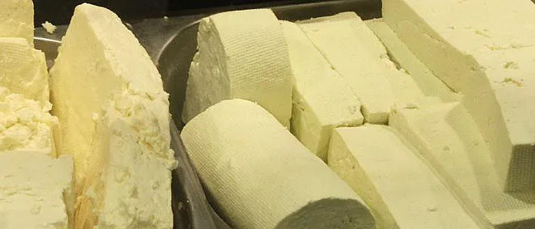 Евтиното сирене пълно с вода