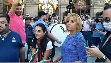 Манолова издирва чушкопек, обвинява Борисов