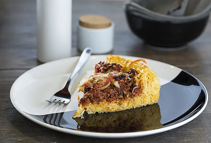 Втръснаха ли ви спагети Болонезе? Направете си пай