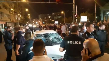 Пускат връзкари през блокираните кръстовища