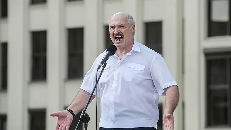 Лукашенко допусна оставка, но след референдум