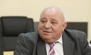 Но­ви­те ми­ньо­ри ра­бо­тят на ком­пю­тър