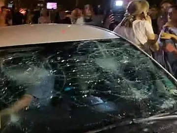 Протестиращи атакуваха беззащитно семейство