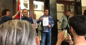 Нахални протестъри пробваха щурм на министерство