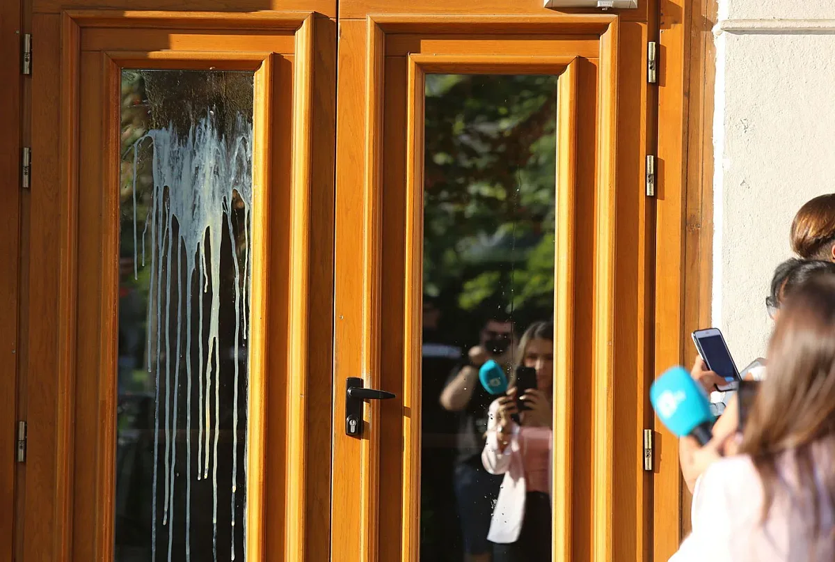 Сдружение иска глоба за отровното трио