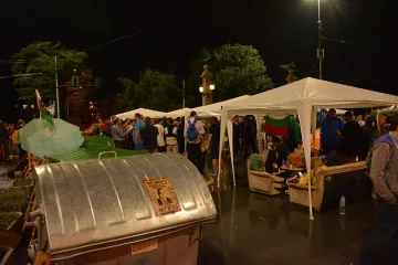 Роми се нанесоха до палатките на Орлов мост