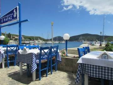 В Гърция на маса само до четирима