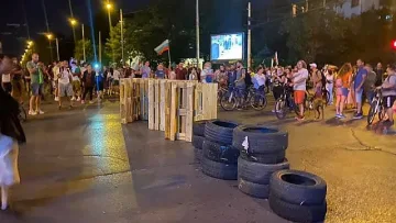 Нова тапа: Протестът блокира Румънското посолство