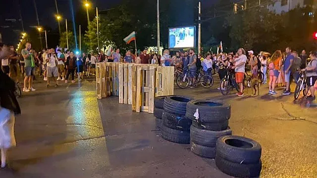 Нова тапа: Протестът блокира Румънското посолство