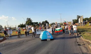 Протестът блокира Дунав мост