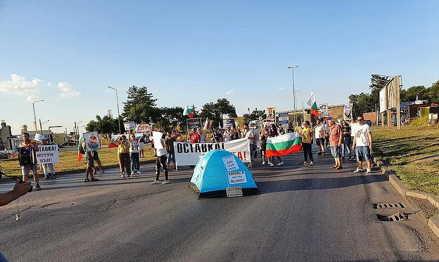 Протестът блокира Дунав мост