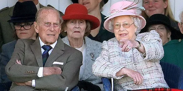 Елизабет II мие чинии в Балморал