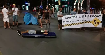 Протест 33 - във Варна плажуват пред общината /ОБНОВЕНА/