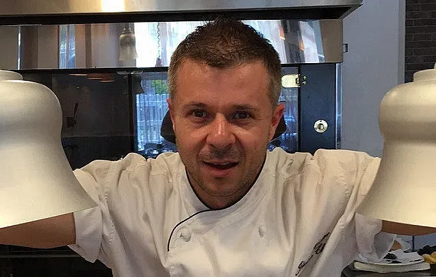 Готвачът на Брад Пит и Чарлз влиза във "Фермата"