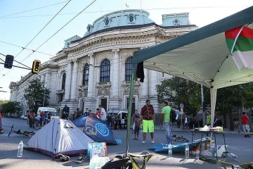 Местят пейки и палатки пред Министерски съвет