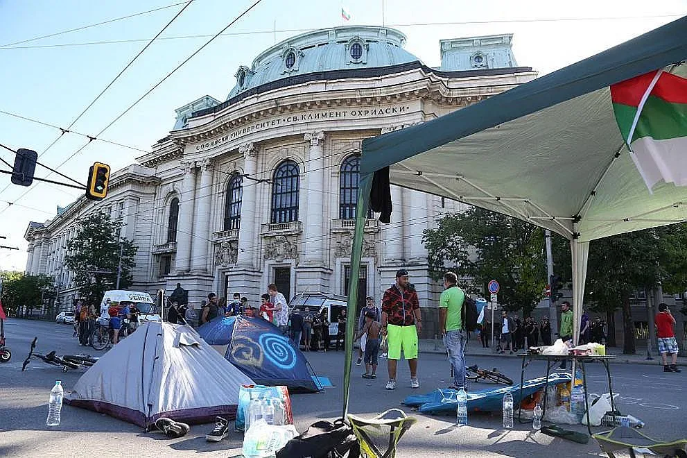 Местят пейки и палатки пред Министерски съвет