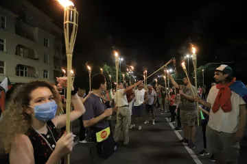 Протестиращи молят полицията да е до тях