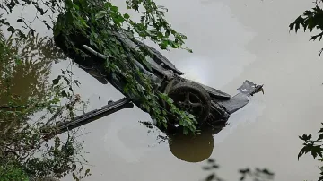 Кола падна от 8 м в Струма