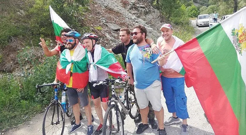 Велосипедисти въртят педалите и протестират