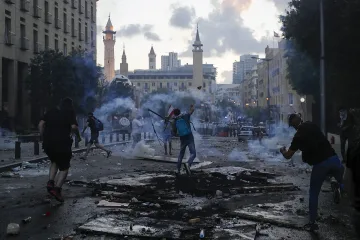 Протестиращите в Бейрут завземат министерства