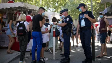 И богатите носят маски. Какво става в Сен Тропе?