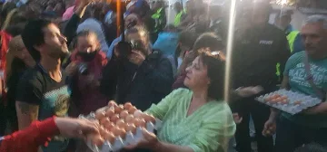 Протестът: Палят факли, хвърлят бомбички