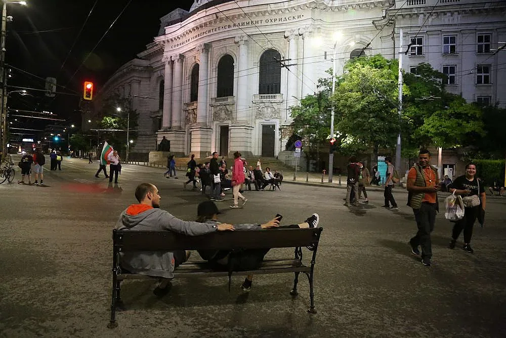 Танго с оставката под звуците на протеста