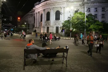 Танго с оставката под звуците на протеста