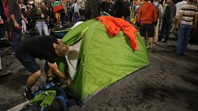 Пак барикади, градският транспорт ги заобикаля